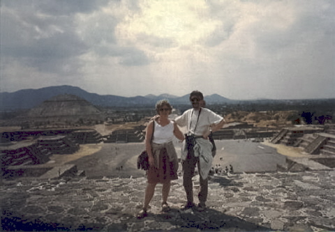 Julia en Francis bovenop de Maanpiramide